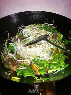 Make Fried shredded eel with leeks and bean sprouts step 5
