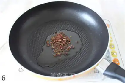 Make Spicy fragrant pot chicken wings step 5