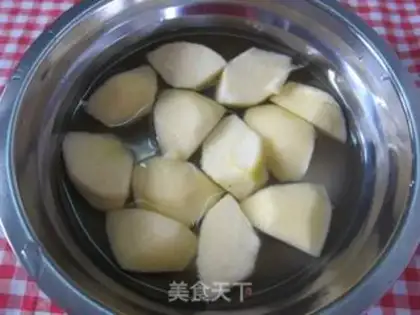 Make Stewed chicken wings with apple step 1