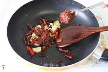 Make Spicy fragrant pot chicken wings step 6