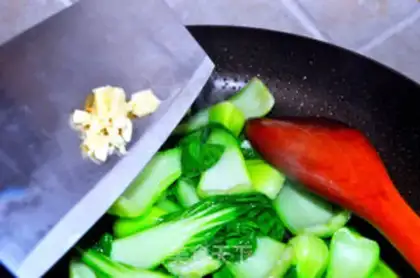 Make Home-cooked stir-fried rapeseed step 2