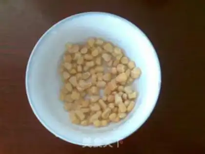 Make Sophora japonica corn cake step 0