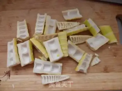 Make Maotai-flavored spring bamboo shoots step 1