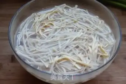 Make Bean curd skin with scallion oil step 2