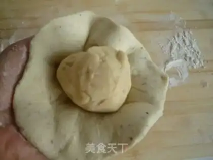 Make Shortcake with onion flavor and bean dregs step 3