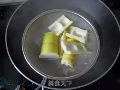 Make Maotai-flavored spring bamboo shoots step 2