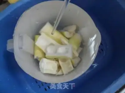 Make Maotai-flavored spring bamboo shoots step 3