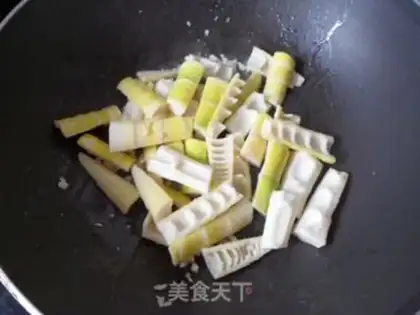 Make Maotai-flavored spring bamboo shoots step 6