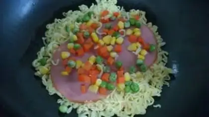Make Instant noodle pizza step 7
