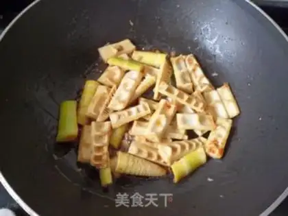 Make Maotai-flavored spring bamboo shoots step 7