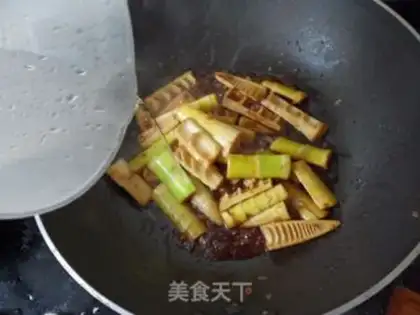 Make Maotai-flavored spring bamboo shoots step 9