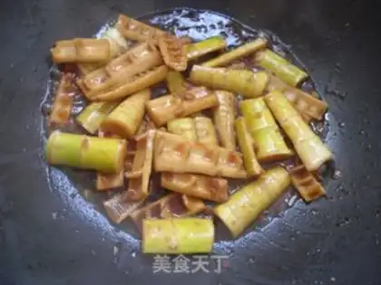 Make Maotai-flavored spring bamboo shoots step 10