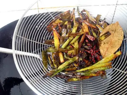 Make Homemade scallion oil step 8