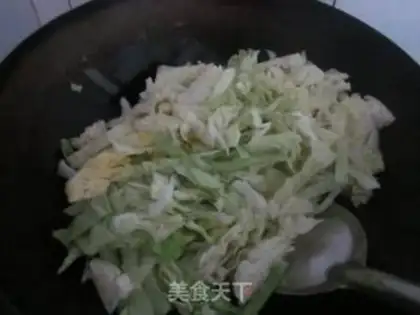 Make stir-fried ham with cabbage and tomato step 3