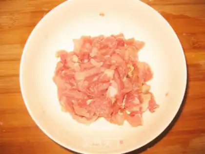 Make stir-fried pork with millet and peppermint step 1