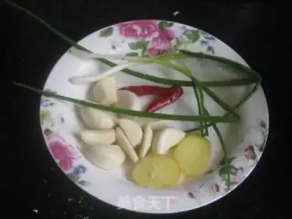 Make Roasted pomfret with spicy garlic step 1