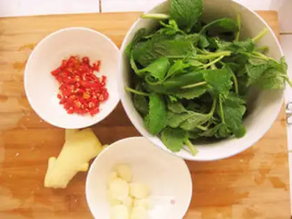 Make stir-fried pork with millet and peppermint step 2