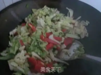 Make stir-fried ham with cabbage and tomato step 4