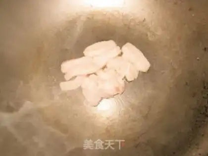 Make stir-fried pork with millet and peppermint step 3