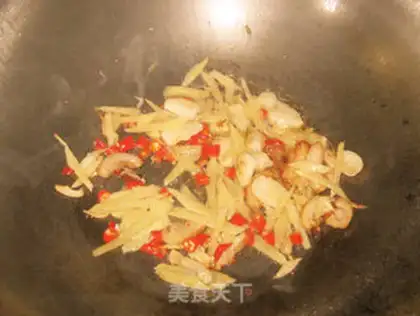 Make stir-fried pork with millet and peppermint step 4