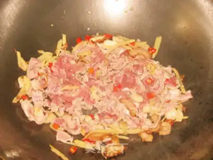 Make stir-fried pork with millet and peppermint step 5