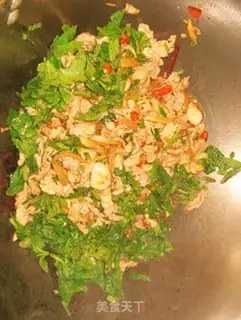 Make stir-fried pork with millet and peppermint step 6