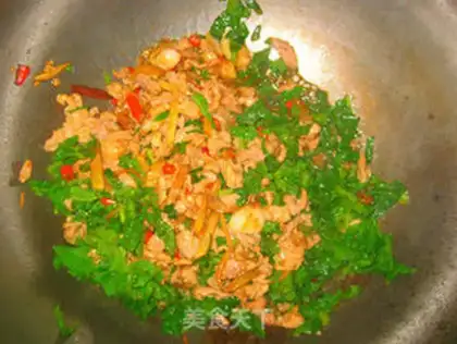 Make stir-fried pork with millet and peppermint step 7