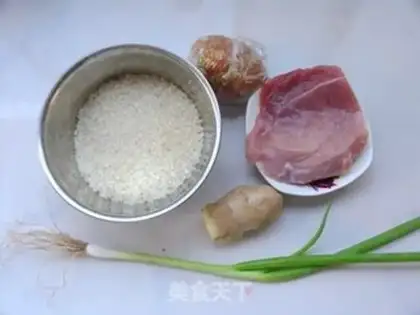 Make congee with pork and century step 0
