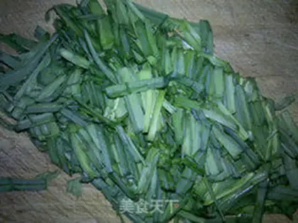 Make stir-fried leeks with gardenia flowers step 1