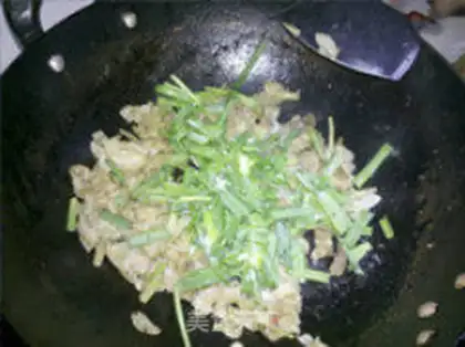 Make stir-fried leeks with gardenia flowers step 3