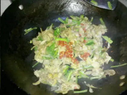 Make stir-fried leeks with gardenia flowers step 4