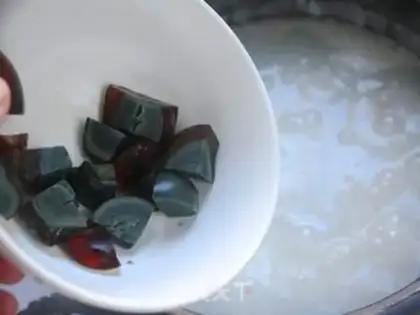 Make congee with pork and century step 6
