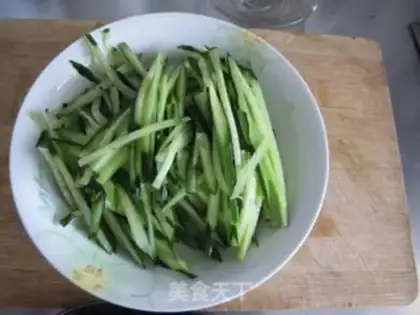 Make Cold noodles with shredded chicken step 1
