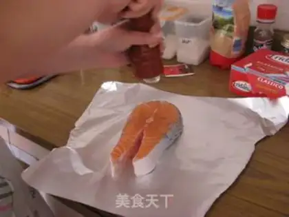 Make Pan-fried salmon with tin foil step 1