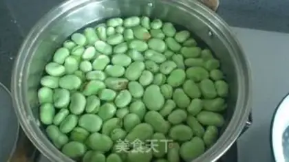 Make oil-soaked broad bean step 1