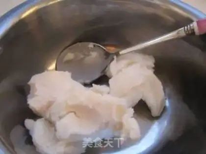 Make Oil and salt small sesame seed cakes step 1