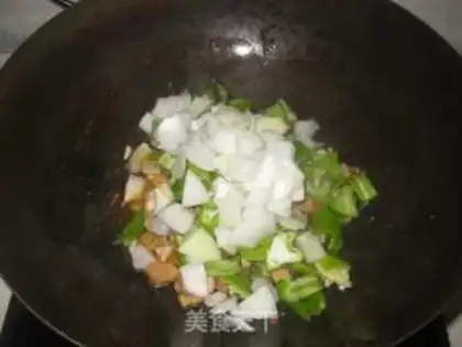Make stir-fried diced chicken with spicy sauce step 7