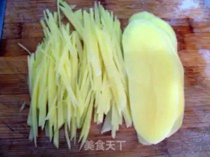 Make Spicy stir-fried crispy shredded potatoes step 1