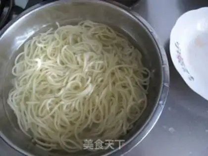 Make Cold noodles with shredded chicken step 7