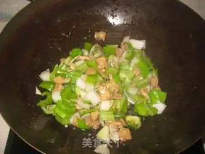 Make stir-fried diced chicken with spicy sauce step 8