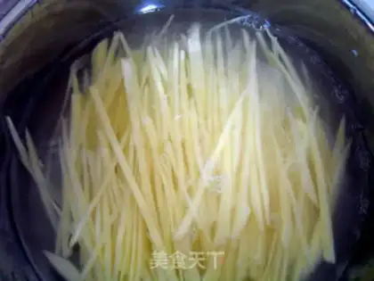Make Spicy stir-fried crispy shredded potatoes step 2