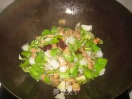 Make stir-fried diced chicken with spicy sauce step 9
