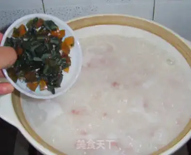 Make Preserved egg and sausage porridge step 7