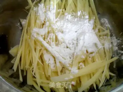 Make Spicy stir-fried crispy shredded potatoes step 3