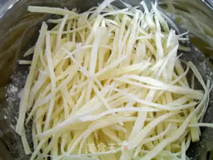 Make Spicy stir-fried crispy shredded potatoes step 4