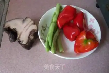 Make Fried bacon with red pepper and green beans step 0