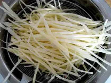 Make Spicy stir-fried crispy shredded potatoes step 5