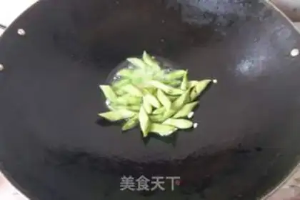 Make Fried bacon with red pepper and green beans step 3
