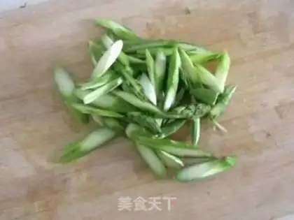 Make Double bamboo shoot chicken slices step 1
