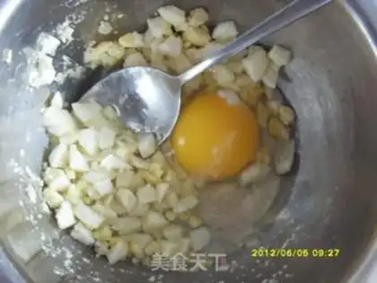 Make Pan-fried potato cake step 1